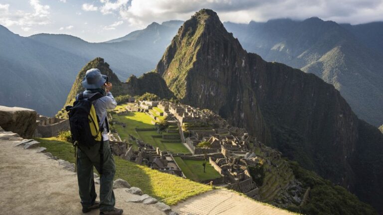 Machu Picchu y Cusco son 2 destinos turísticos muy visitados en Perú